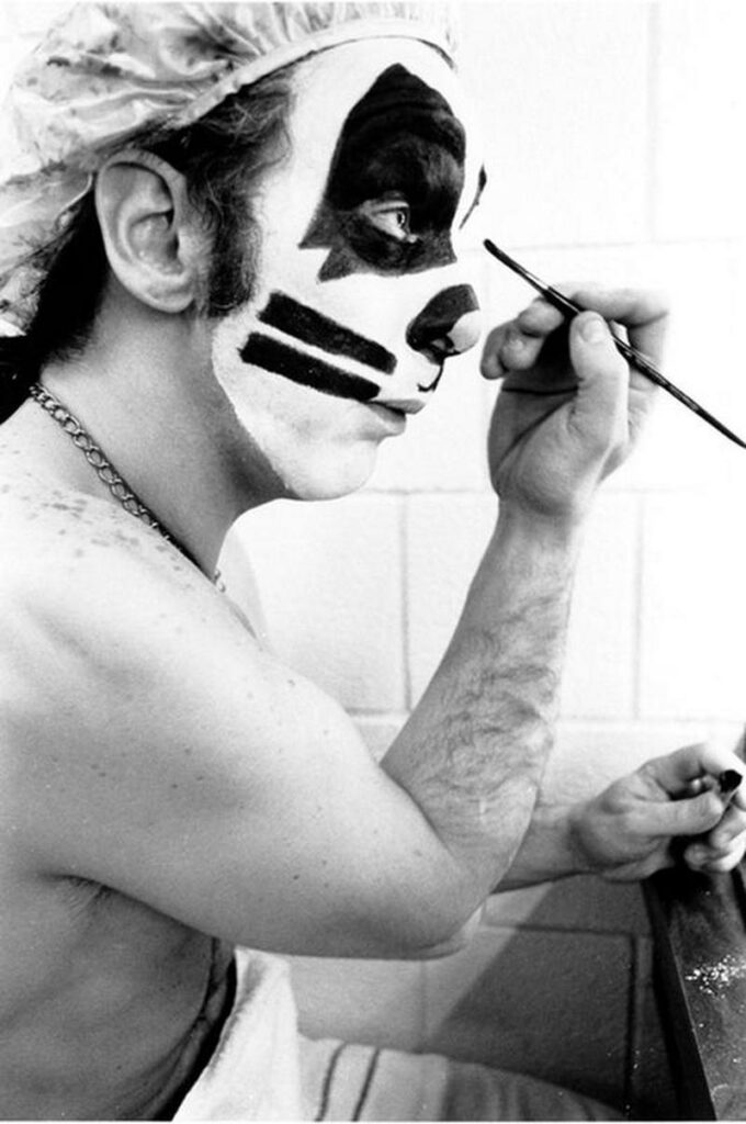 KISS apply his makeup