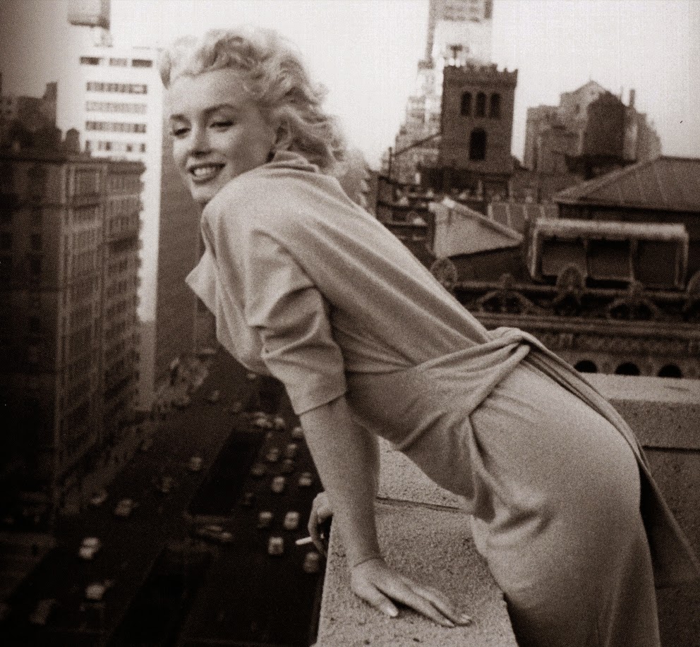 Marilyn Monroe on the balcony of the Ambassador Hotel in New York (1955)